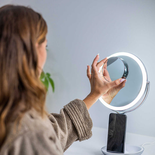 Sharper Image Badeværelses spejl med LED og trådløs oplader